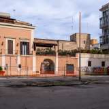 Spostando il nostro sguardo sulla destra ecco un massiccio edificio di color salmone dall�aspetto ottocentesco. Dell�immobile, oggi abitato, non abbiamo molte informazioni: sappiamo per� che veniva chiamato Masseria Barbera 
